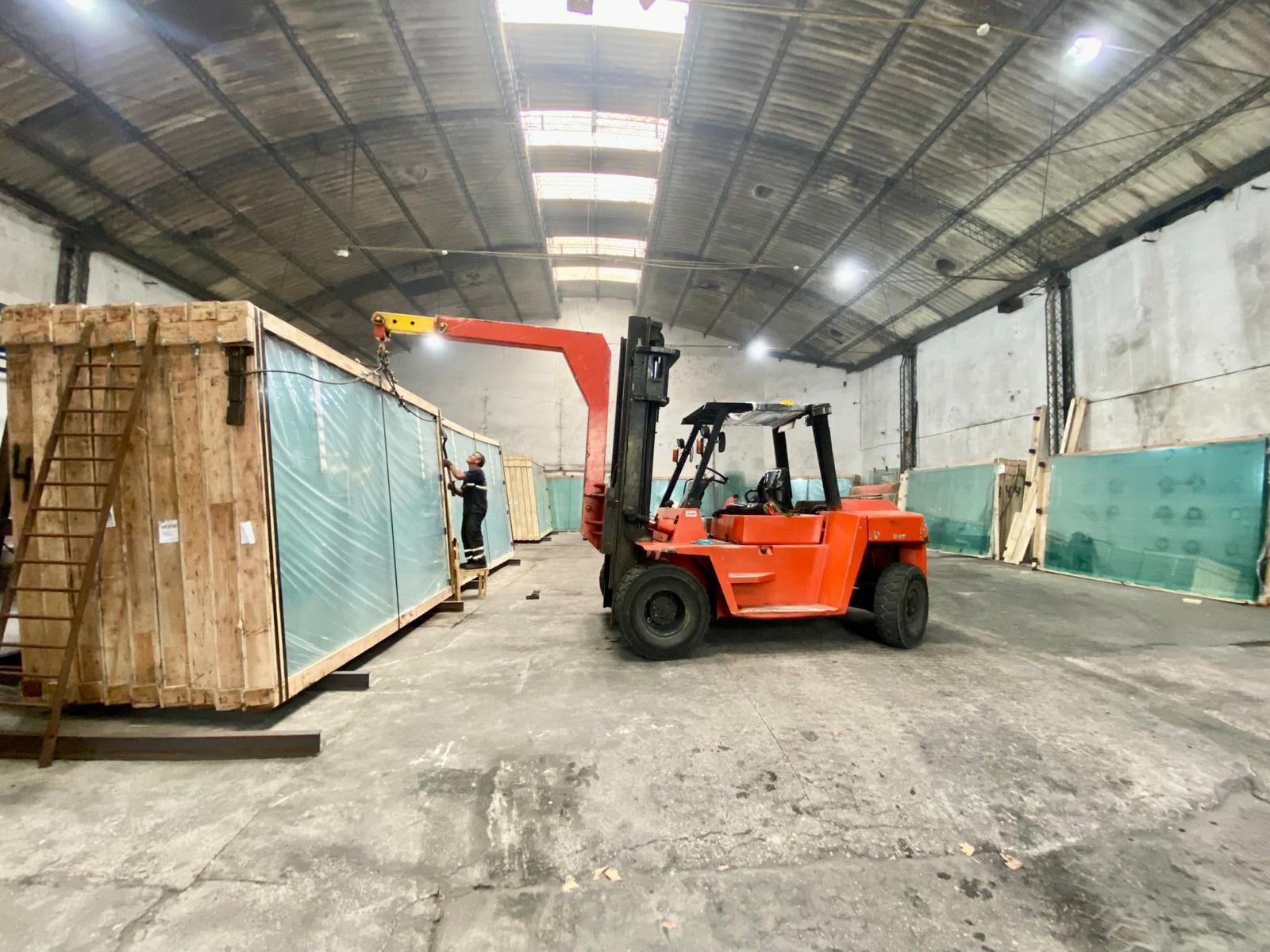 Visita a proveedor en feria industrial